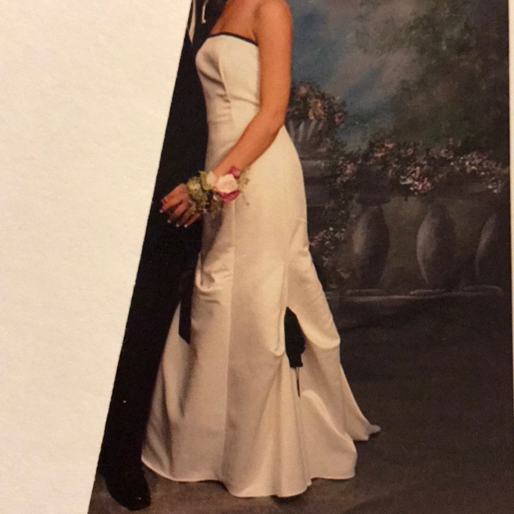 gorgeous gown perfect for prom!